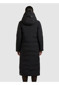 Sort lang dunjakke med hætte, foret design og elastiske manchetter. Har et mærketag på ryggen og en lige kant.