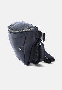 Marsupio in pelle nera con finitura testurizzata, zip argentata e tracolla regolabile. Design compatto con forma arrotondata e hardware in metallo.