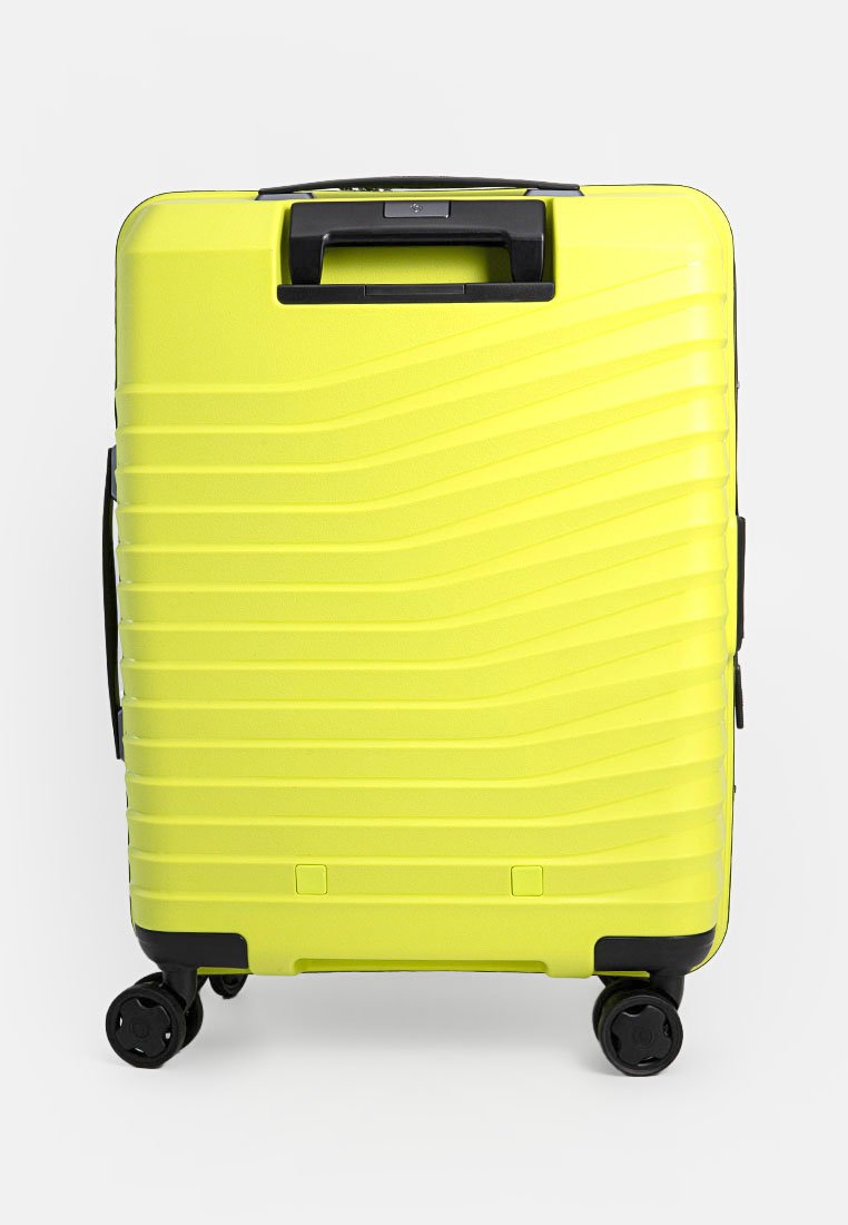 Maleta rígida de color amarillo brillante con un patrón de ola texturizado, que cuenta con un asa superior y cuatro ruedas negras para mayor movilidad.