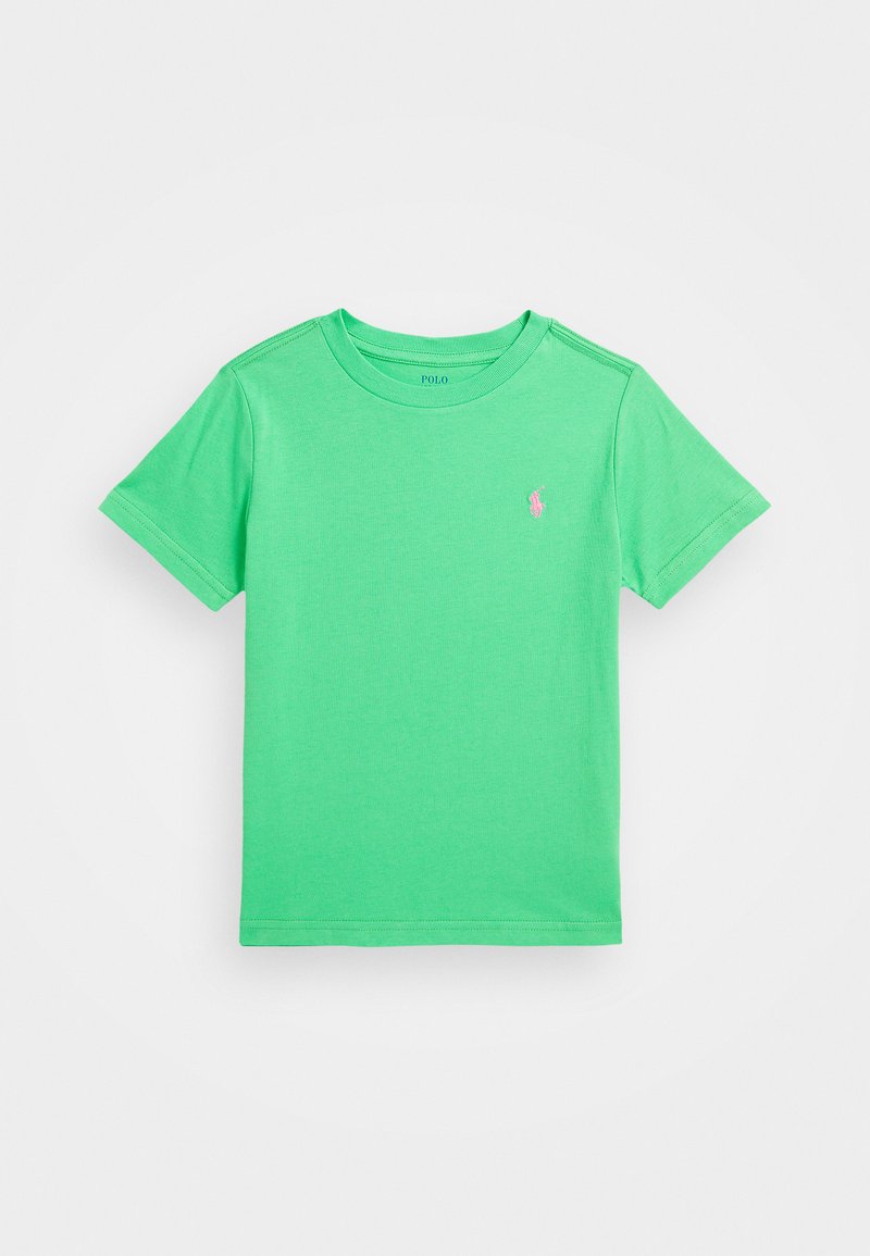 Camiseta de algodón verde de manga corta con cuello redondo y un pequeño logo rosa en el pecho izquierdo. Textura suave y ajuste regular.