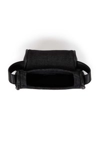 Borsa in denim nero con accenti in pelle, design cilindrico, manico robusto e apertura superiore; la texture è liscia con una finitura opaca.