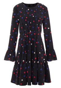 Svart långärmad klänning med röda, blå och vita prickar, volanger i ärmsluten och nederkanten, samt vertikala veck på livstycket.