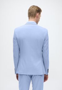 Hellblau maßgeschneiderte Sakkoblazer, strukturiertes Design, glattes Material, mit Schlitz hinten und geknöpften Manschetten, von hinten betrachtet.