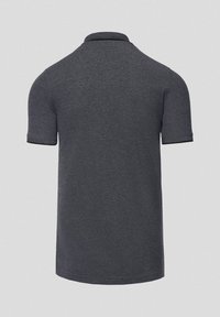 Ciemnoszara koszulka polo z krótkim rękawem, o teksturowanej tkaninie, z kontrastującym czarnym wykończeniem kołnierzyka i rękawów, oraz gładkim wzorem na plecach.