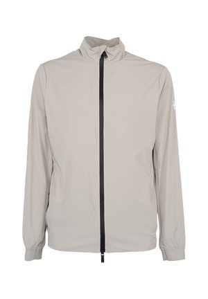 Jasnoszara kurtka wiatrówka z wysokim kołnierzem, czarnym zamkiem błyskawicznym na całej długości z przodu, elastycznymi mankietami i subtelnym logo na lewym rękawie.