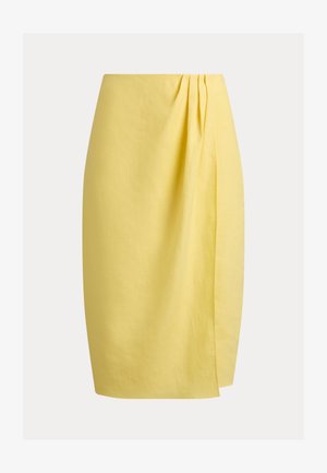 Gul knælang pencilskørt med høj talje og subtilt plissert detalje foran på ensfarvet baggrund.