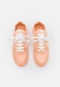 Calvin Klein Jeans RUNNER - Tenisky - apricot ice/bright white