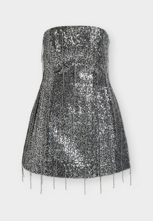 Srebrna sukienka bez ramiączek z cekinami, o rozkloszowanym kroju, zdobiona zwisającymi metalicznymi frędzlami i gładką, błyszczącą fakturą.