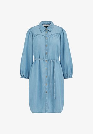 Világoskék farmerruha hosszú puffos ujjakból, gombos elülső záródással, gallérral és egy hozzá illő deréköves övvel.