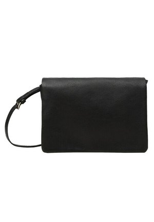 Pochette en cuir noir au design minimaliste, de forme rectangulaire plate et dotée d'une fine sangle ajustable. Texture lisse avec un brillant subtil.