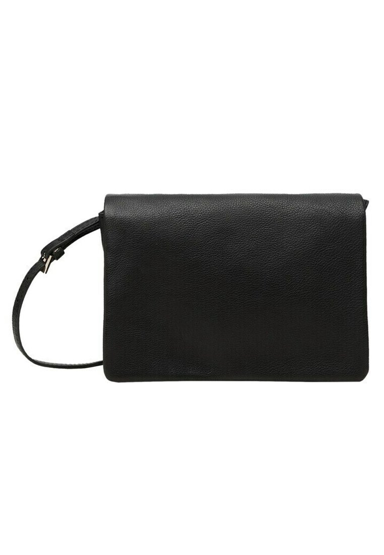Borsetta in pelle nera dal design minimalista, forma rettangolare piatta e tracolla sottile regolabile. Texture liscia con una leggera lucentezza.