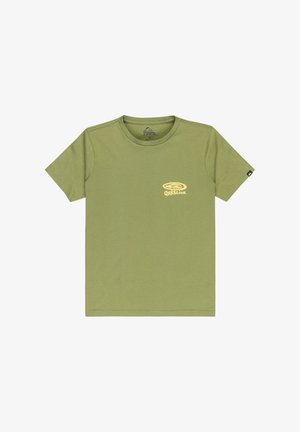 Olivovo zelené tričko vyrobené z jemnej bavlny, s okrúhlym výstrihom, krátkymi rukávmi a žltým logom Quiksilver na ľavej hrudi.