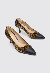 Leopard-print heels with black pointed toe and heel, textured fabric upper, and a smooth finish at the toe.