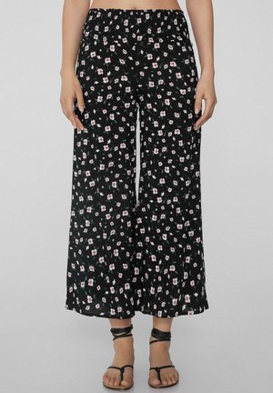 GESMOKTE CROPPED - Pantaloni - black