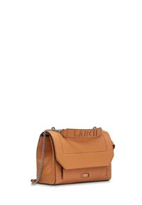 Sac à main en cuir tan avec un design à rabat, logo embossé sur le dessus, bandoulière en chaîne argentée et finition texturée. Dispose d'une poche à l'avant.