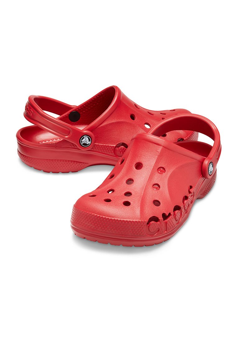 Zoccoli Crocs rossi realizzati in materiale di schiuma leggera, dotati di fori di ventilazione, bordi alti e una cinghia posteriore per una vestibilità sicura.