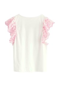 Hvid bomulds t-shirt med lyserøde mønstrede flæser. Enkel rund halsudskæring. Blød tekstur med dekorative blomster- og geometriske mønstre på flæserne.