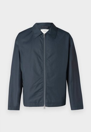 Jaqueta leve azul marinho escura com mangas longas, fecho frontal completo e gola clássica, exibida sobre um fundo branco.