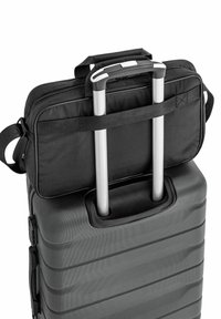 Czarna walizka na kółkach z teksturowaną powierzchnią. Na górze znajduje się odczepiana torba na laptopa, przymocowana paskami. Wyskakujący uchwyt ze stali nierdzewnej.