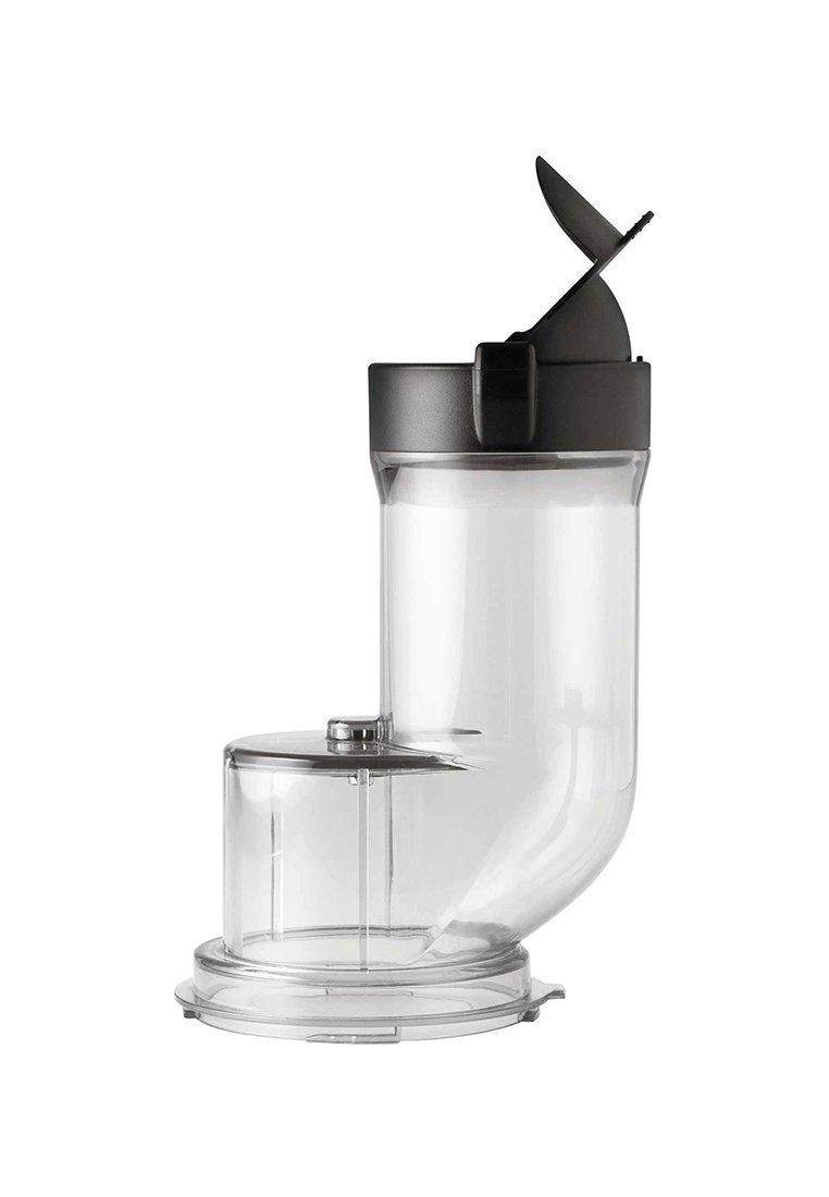 Průhledná plastová část kuchyňského spotřebiče s zakřiveným skluzem a černým víčkem s klapkou, určená pro zpracování nebo krájení potravin.