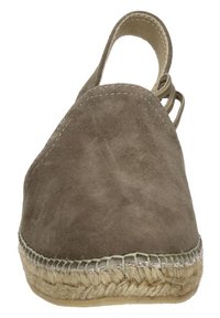 Bruine suède espadrille met ronde neus, enkelbandje en jute zool. Zachte textuur en stiksel langs de zoolrand.