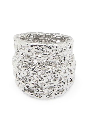 Brede zilveren ring met een onregelmatig, gestructureerd en open rasterontwerp dat een glanzend, organisch patroon creëert.