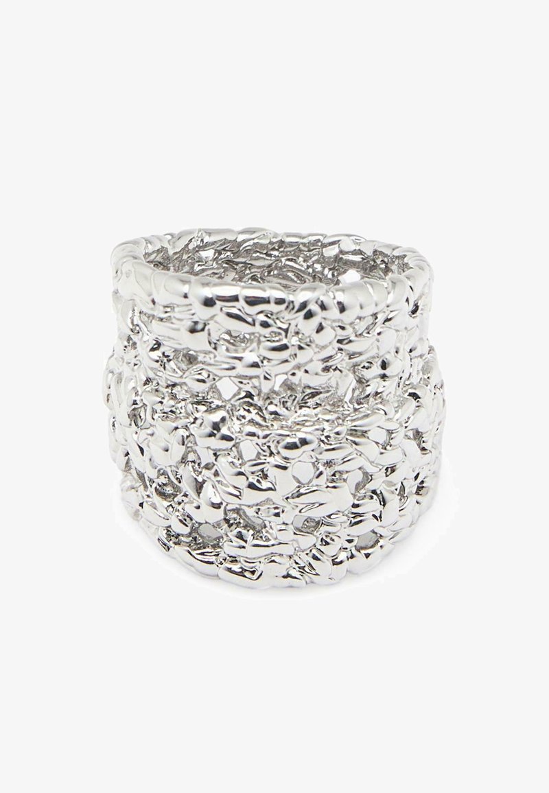 Large bague en argent avec un design irrégulier, texturé et en treillis ouvert créant un motif brillant et organique.