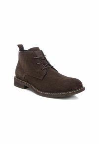 Botas de tobillo de ante marrón con diseño de cordones, puntera redondeada, detalles de costura y suela de goma marrón. Marca en el lado exterior.