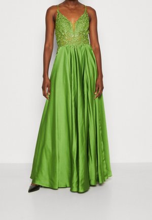 Lange groene satijnen jurk met een diep V-hals, versierde taillepartij met ingewikkeld kralenwerk en een uitlopende rok met geplooide details.