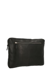 Melnas ādas klēpjdatora apvalks ar horizontālu sudraba rāvējslēdzēja kabatu priekšpusē un galveno rāvējslēdzēju augšpusē.