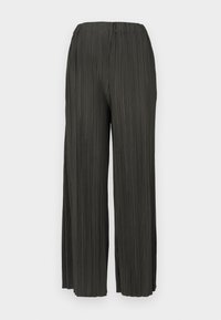 Pantaloni neri a gamba larga plissettati con un elastico in vita e orlo alla caviglia su uno sfondo bianco.