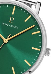 Zielony zegarek z złotymi znacznikami godzin i wskazówkami, srebrna koperta ze stali nierdzewnej, minimalistyczny design, z logo "Pierre Lannier."