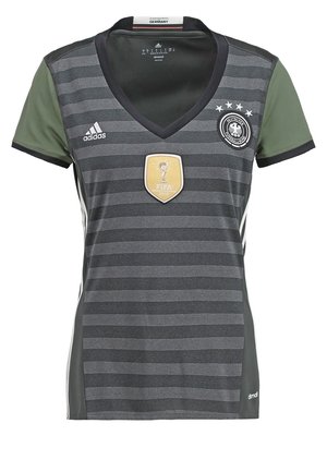 Donkergrijs en zwart gestreept Duits voetbalshirt met groene mouwen, Adidas-logo, FIFA Wereldbeker 2014-badge en vier sterren boven het teamwapen.