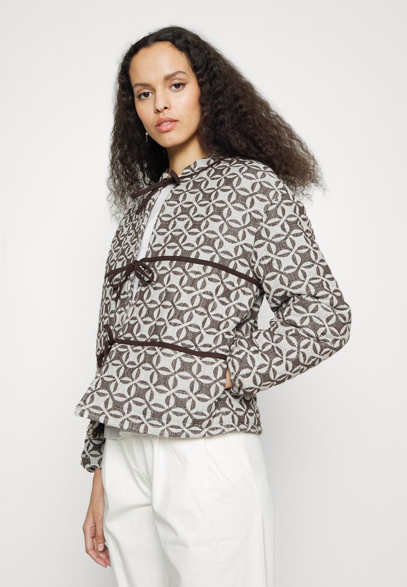 Damen Leichte Jacken | SUMMERY Copenhagen DINNA JACKET Übergangsjacke seal brown/braun - JI46515 Damen Leichte Jacken | SUMMERY Copenhagen DINNA JACKET Übergangsjacke seal brown/braun - JI46515