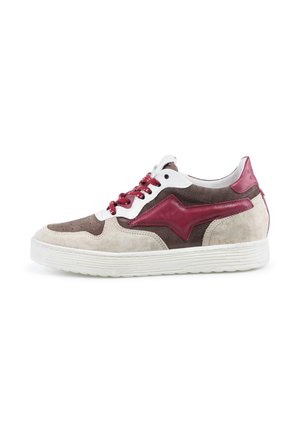 Niski sneaker z beżowymi, brązowymi i czerwonymi panelami ze skóry i zamszu, czerwonymi sznurowadłami, białą podeszwą oraz czerwonym wzorem w kształcie gwiazdy po bokach.