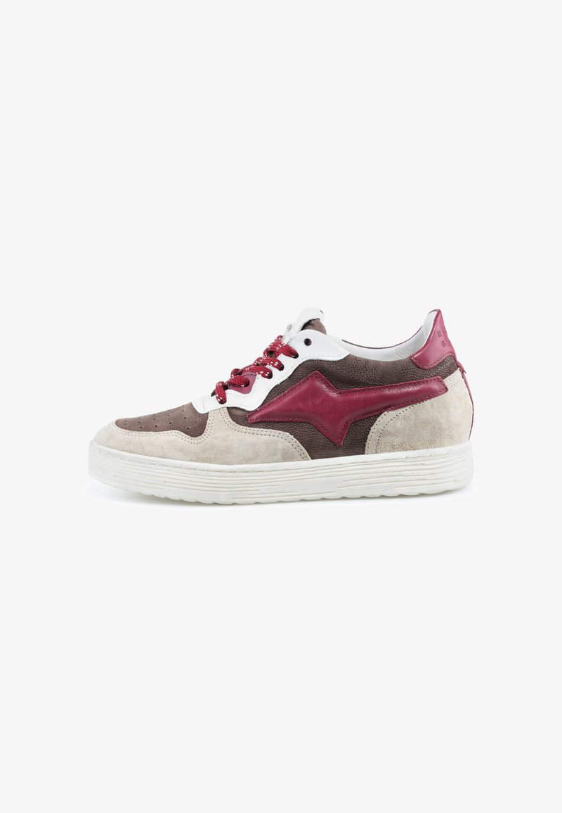 Baskets basses avec panneaux en cuir et daim beige, marron et rouge, lacets rouges, semelle blanche et motif étoile rouge sur le côté.