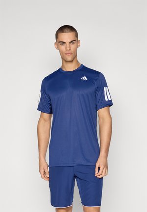 T-shirt sportivo navy a maniche corte, con texture liscia e logo sul lato sinistro del petto. Abbinato a pantaloni corti coordinati.