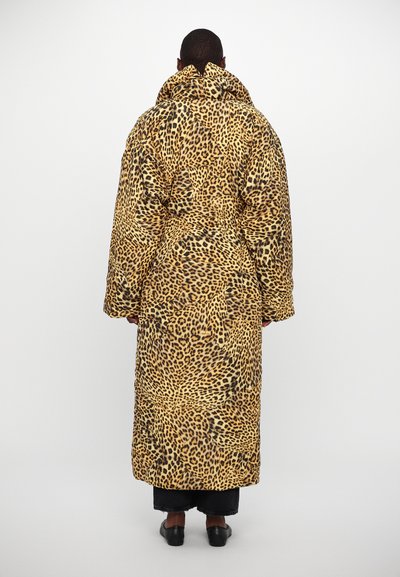 Norma Kamali CLASSIC SLEEPING BAG COAT LONG - Casaco de inverno - cheetah patch