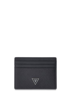 Porte-cartes en cuir noir texturé avec quatre emplacements pour cartes et un logo GUESS triangulaire argenté au centre à l’avant.