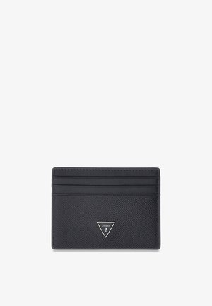 Porte-cartes en cuir noir texturé avec quatre emplacements pour cartes et un logo GUESS triangulaire argenté au centre à l’avant.