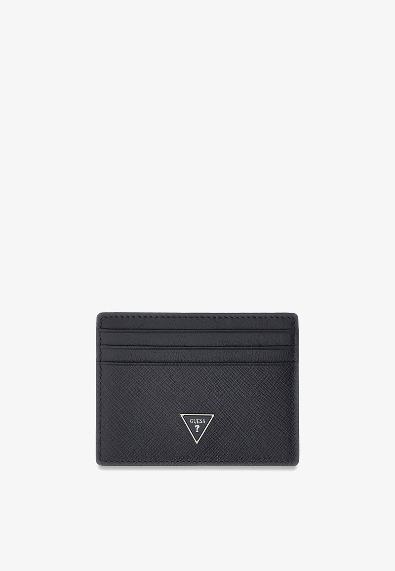 Porte-cartes en cuir noir texturé avec quatre emplacements pour cartes et un logo GUESS triangulaire argenté au centre à l’avant.