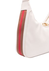 Borsa a tracolla in pelle bianca, con una forma hobo, caratterizzata da strisce orizzontali marroni e rosse su un lato, e un accent in metallo dorato sulla parte anteriore.
