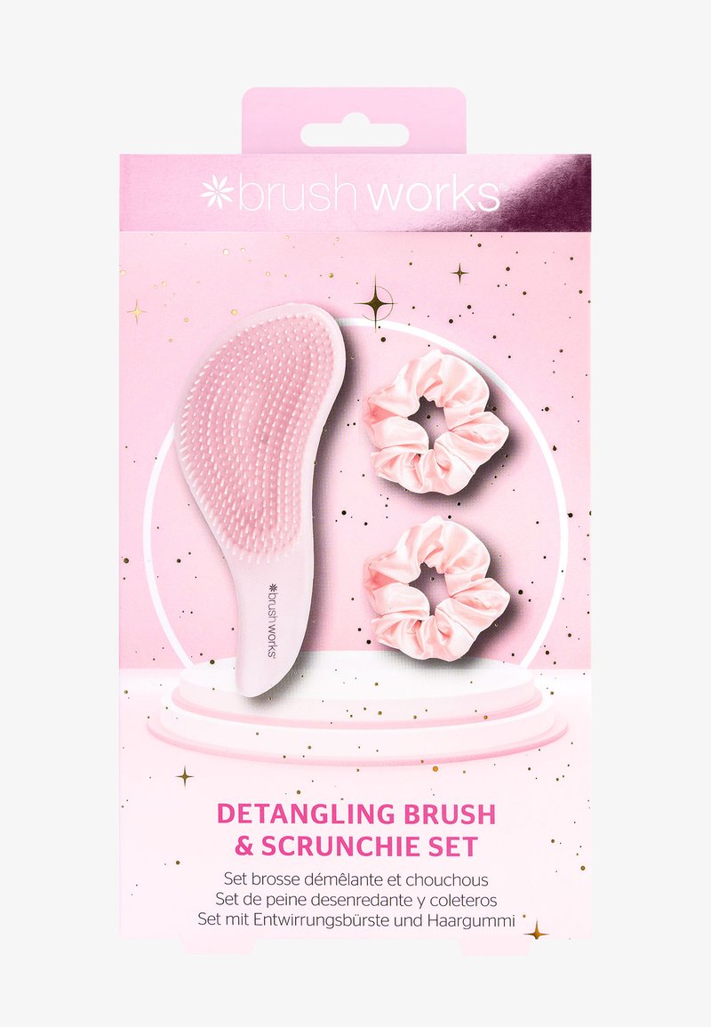 Spazzola districante in plastica rosa morbida con setole texturizzate, abbinata a due scrunchies in raso rosa; confezionata in un design rosa con dettagli.