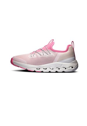 Baskets de sport rose clair avec semelle blanche, lacets gris, tige en mesh respirant et col rembourré, vues de l'extérieur sur fond blanc.