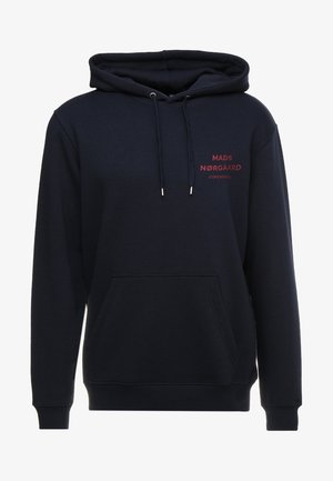 Granatowy hoodie wykonany z bawełny, z przednią kieszenią typu kangur, kapturem ze sznurkiem i logo "MADS NØRGAARD COPENHAGEN" w kolorze burgundowym.