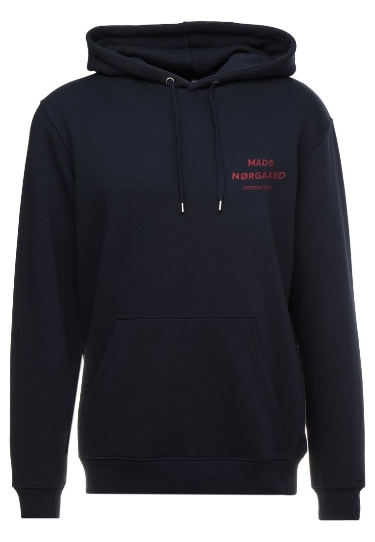 Felpa blu navy in cotone, con tasca frontale a marsupio, cappuccio con cordino e logo "MADS NØRGAARD COPENHAGEN" in borgogna.
