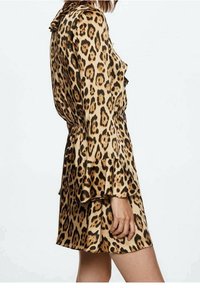 Sukienka w wzór lamparta z miękkiego materiału; posiada długie rękawy, falbaniaste mankiety i dopasowaną talię, z rozszerzonym fasonem spódnicy.