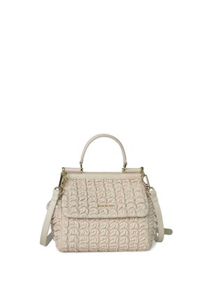 Bolso de mano tejido de cuero color crema con asa superior, correa de hombro desmontable y herrajes en tono dorado.