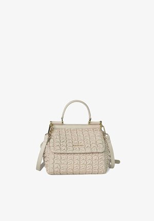 Bolso de mano tejido de cuero color crema con asa superior, correa de hombro desmontable y herrajes en tono dorado.