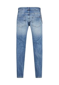 Kopott kék farmernadrág, slim fit szabással, hátsó zsebekkel és a derékrészhez rögzített lánc díszítéssel.
